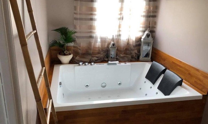 Fours-en-Vexin Bed & Breakfast | La suite des charmelines