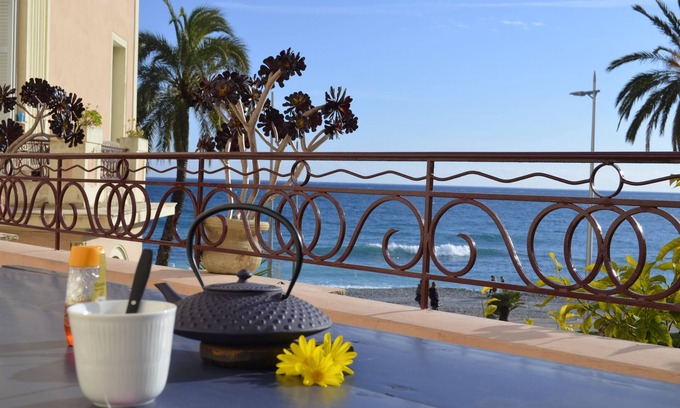 Old Town Apartment | La Terrasse du Soleil:Fantastic 3-bd apt with sundeck facing the beach!