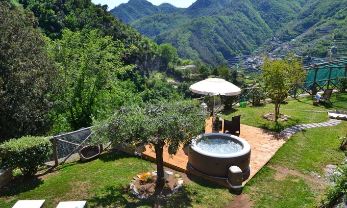 Pucara Apartment | La Vigna - comfortable loft with outdoor hot tub surrounded by lemon gardens