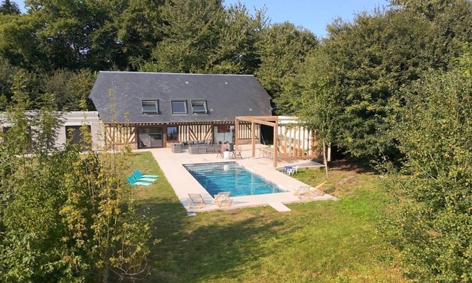 La Lande-Saint-Leger Villa | La Villa Saint-Léger - 5 Bedrooms - Swimming pool - garden