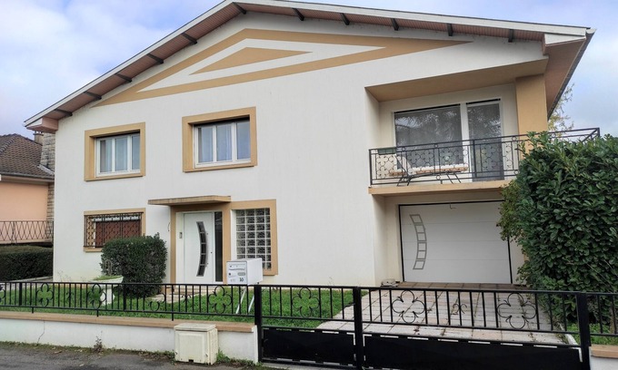 Amneville House | La Villa Sainte-rose: Gîte 3 Chambres Avec Jardin à 5 min de la Cité des Loisirs