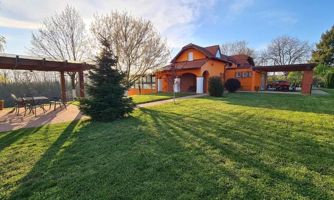 Nustar House | Ladanjska Kuca Maras