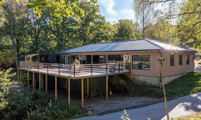 Floda Villa | Ladhus II - Stylish Cliff Home with Sauna & Jetty
