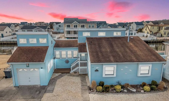 Manahawkin House | Lagoon-front home just minutes from the beach!