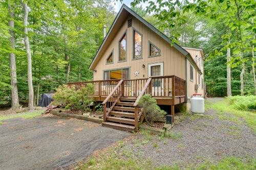 Pocono Lake House | Lake Access and Decks Pet-Friendly Poconos Cabin!