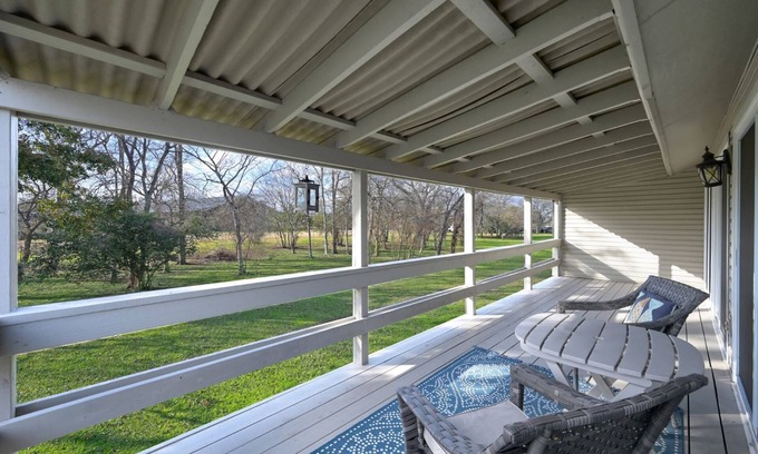 April Sound Condo | Lake Conroe Condo in Gated Community with Porch & Modern Amenities—Your Ideal Getaway Spot!