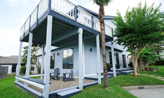 April Sound House | Lake Conroe Retreat. Stunning Views & Private Deck