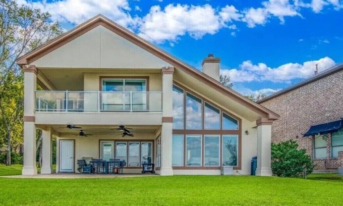 Walden on Lake Conroe House | Lake Conroe Waterfront 5BR/5.5BA Home w/2 Docks and private pool