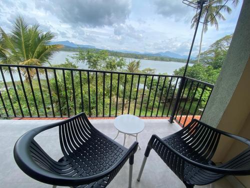 Ibbagamuwa Hotel | Lake Entrance