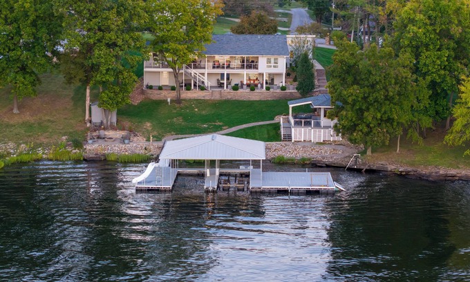 Marion House | Lake Front Luxury-5 beds, 3 baths, Tiki Bar, 2 slip dock