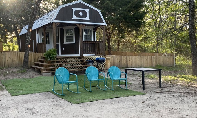 Quinlan Cabin | Lake Front Relaxing- HOT TUB-TINY Cabin