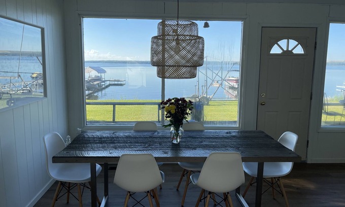 Fallis Cottage | Lake Front Retreat 45 min from Edmonton
