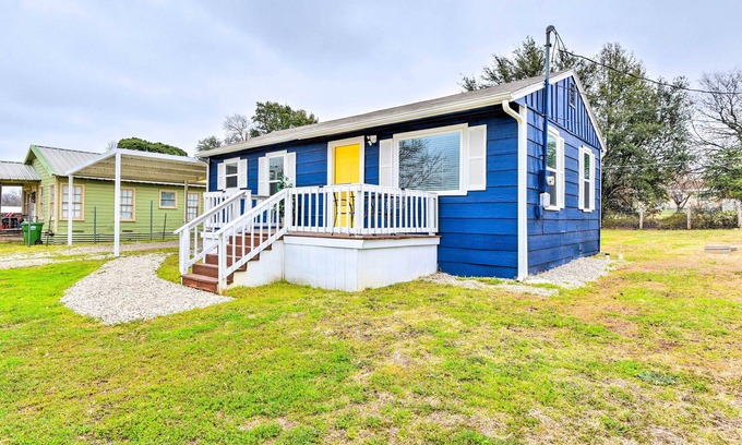 Granbury Cottage | Lake Granbury Getaway ~ 1 Block to Waterfront
