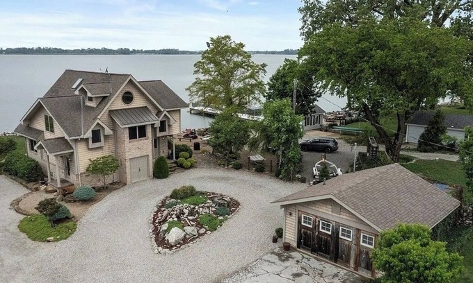 Sandusky House | Lake House at Cedar Point: Waterfront Family Retreat