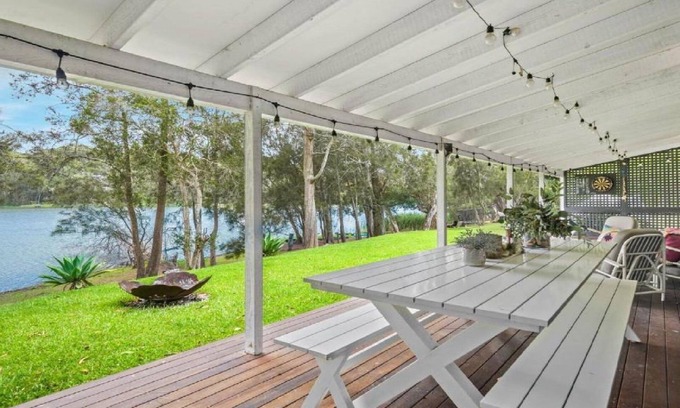 Avoca Beach House | Lake House Hideaway - Serene Lakeside Retreat