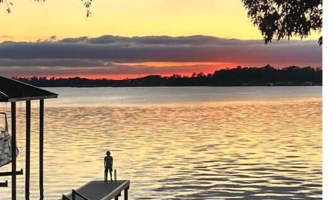 Indian Shores House | Lake Houston sunset and skyline views. Two primary suites downstairs.