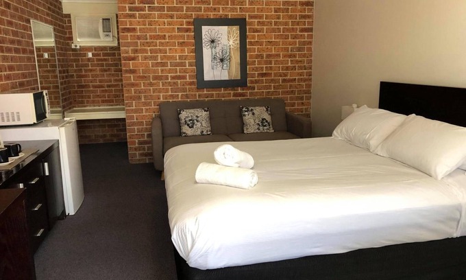 Marks Point Hotel | Lake Macquarie Motor Inn