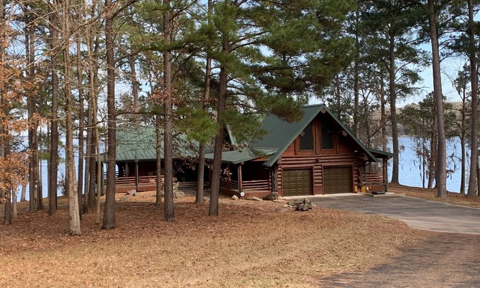 Huntington Cabin | Lake Sam Rayburn - Waterfront Custom Log home, 2000 Sq Ft