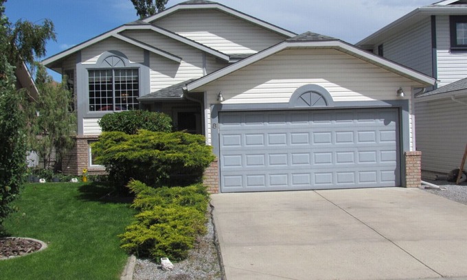 Southeast Calgary House | Lake Sundance - Executive Furnished Three Bedroom Upper Duplex
