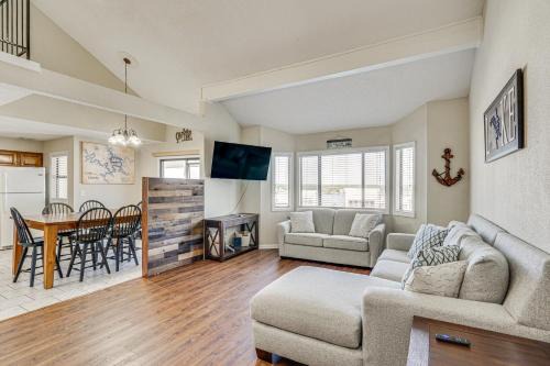 Osage Beach Apartment | Lake-View Condo in Osage Beach Walk to Boat Ramp