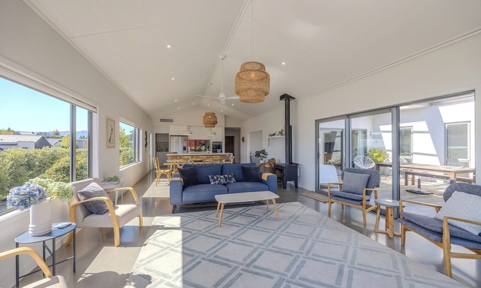 Wanaka House | Lake View Heights - Luxury Large Modern House & Self Contained Studi(264 sq mtr)