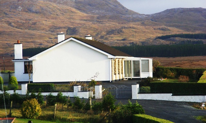 Recess House | Lake View House. The perfect base for touring the West of Ireland and Connemara.