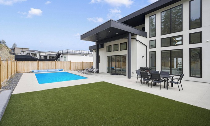 Central Okanagan House | Lake views, Pool & Retreat Backyard patio + BBQ!