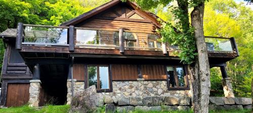 Saint-Faustin-Lac-Carre Ski Chalet | Lake views, spa, king bed, Golf Club amenities