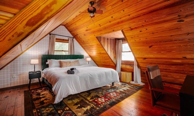 Auburndale Apartment | Lakefront 3BR+Loft, Jacuzzi, Games, Sleeps 12