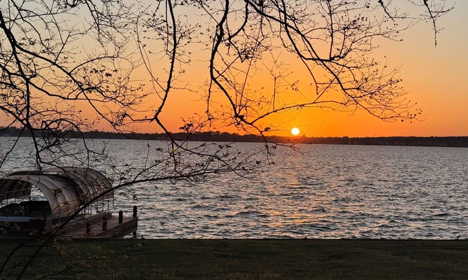 Willis House | Lakefront and Lakeview - Sunsets & Serenity at Gorgeous Lake Conroe, Willis, TX