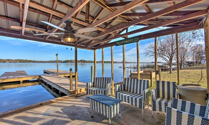 Lone Star Cottage | Lakefront Daingerfield Retreat w/Shared Dock!