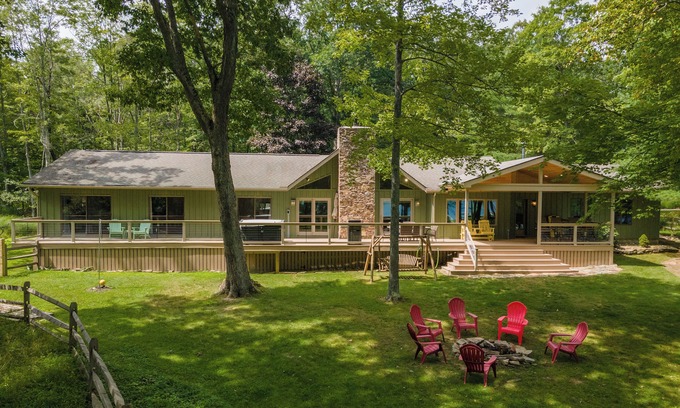 Turkey Neck House | Lakefront Dog Friendly Cottage w/Dock & Fire Pit