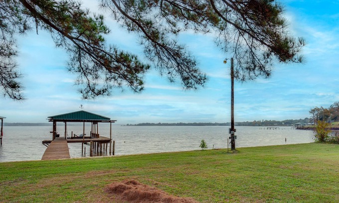 Berryville Cabin | Lakefront Frankston Cabin w/Dock & Fire Pit!