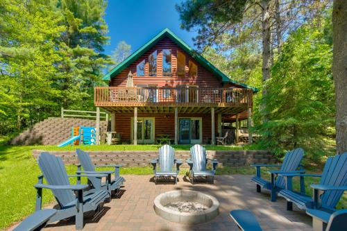Hazelhurst House | Lakefront Hazelhurst Cabin Dock and Pool Table