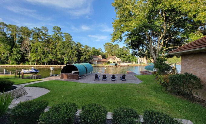 Walden on Lake Conroe House | Lakefront Home on quite/protected cove on Lake Conroe with private pool