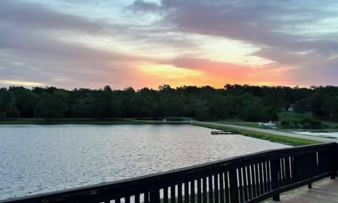 Hilltop Lakes House | LAKEFRONT HOME WITH AN AMAZING LAKESIDE DECK ONLY 1 HOUR FROM COLLEGE STATION.