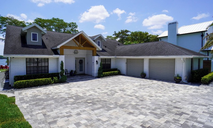 Fairview Shores House | Lakefront Paradise Near Attractions