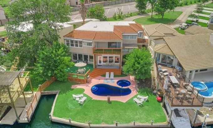 April Sound House | Lakefront Retreat with Pool, Spa, Golf, Fishing, Boat slip, Kayaks & Marina