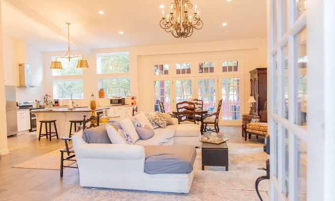 Quinlan House | Lakefront Retreat with 90+ Oak trees - Luxurious Lakefront Getaway