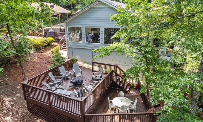 Toccoa House | Lakefront with Dock and Hot Tub!