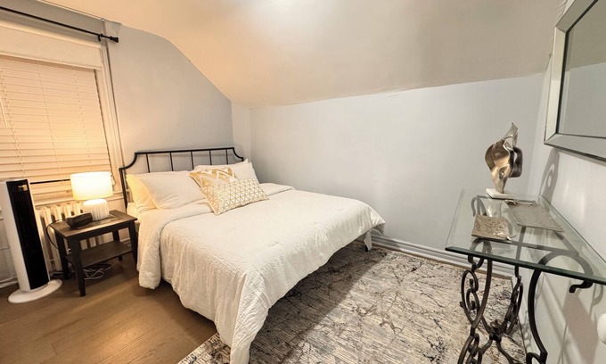 Port Credit Apartment | Lakeshore Full Apartment - Steps to Bars & Fun in Port Credit