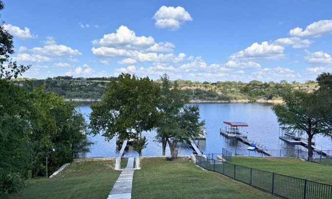 Spicewood Apartment | Lakeshore Splendor- Lakefront + Dock!