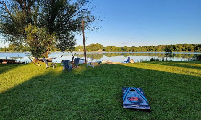 Albion House | Lakeside Bliss - Charming Lakehouse