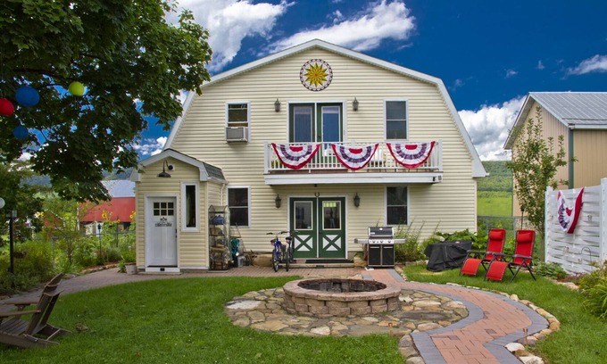 Stony Run Bed & Breakfast | Lakeside Carriage House at Leaser Lake B and B - cozy, comfortable, country