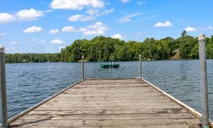 L'Amable House | Lakeside Gem: Large 5 Bed 3 Bath Haven in Bancroft!