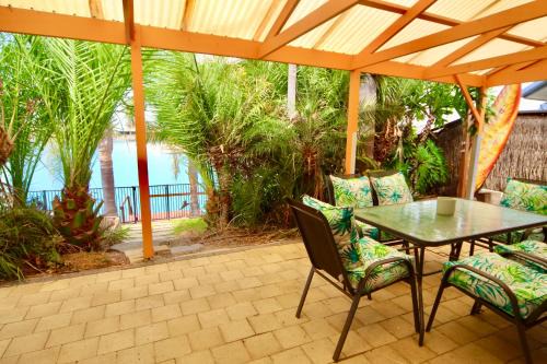 Encounter Bay House | Lakeside Getaway - 4br Jetty, Wi-fi, Waterfront