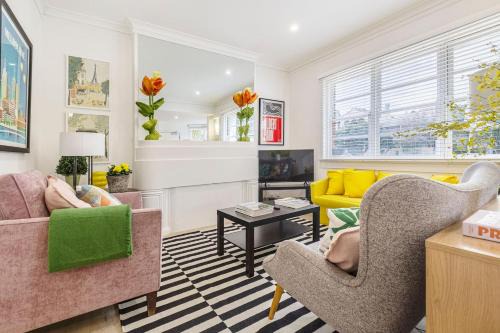 South Melbourne Apartment | Lakeside Glow - Stylish Retreat near Beach & Markets