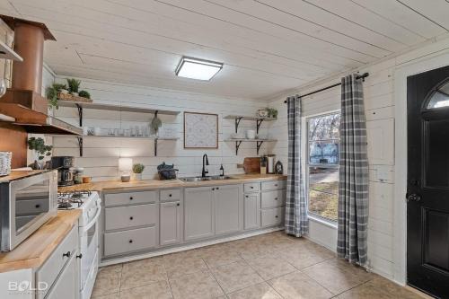 Uncertain House | Lakeside Landing, Waterfront, With Kayaks & Canoes