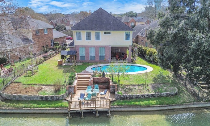 Addicks House | Lakeside Pool & Garden, Eat, Play, Relax & Repeat.
