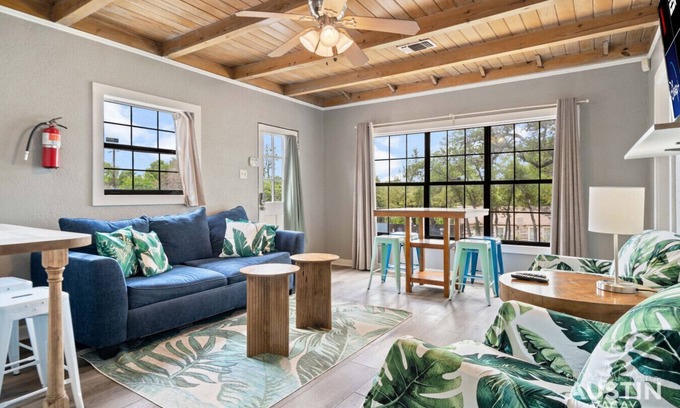 Leander Cabin | LakeTravis Bungalow8